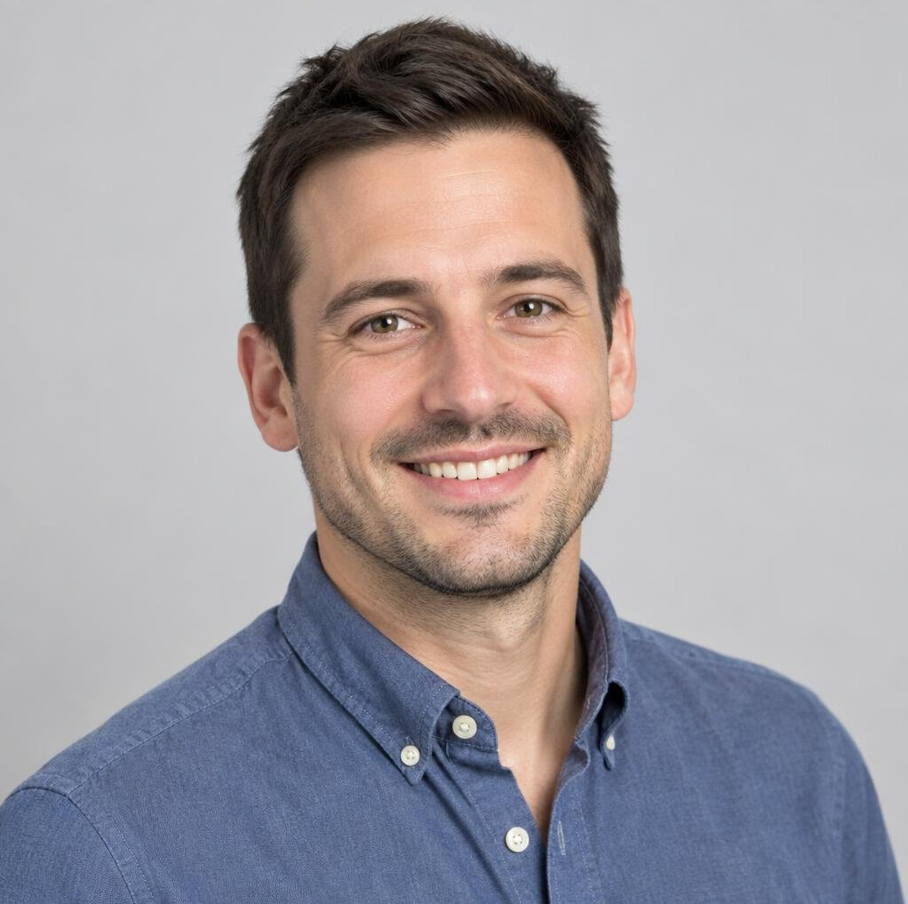 Studio portrait of a Belgian man with short hair and a friendly smile